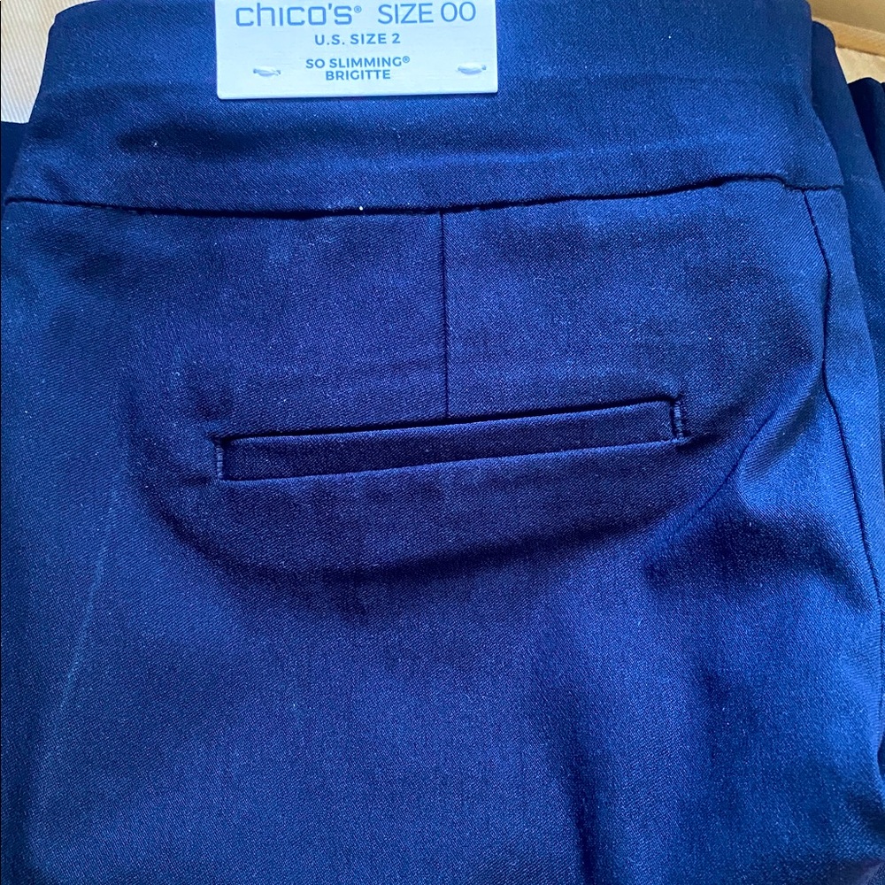 Chicos so slimming sz 2 Chico sz 00
stretch pull on short Bermuda Brigette navy